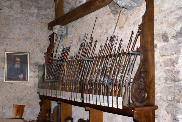 Die Waffensammlung im Bergfried des Schattenburg-Museums