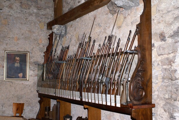 Die Waffensammlung im Bergfried Die Waffensammlung im Bergfried des Schattenburg-Museums