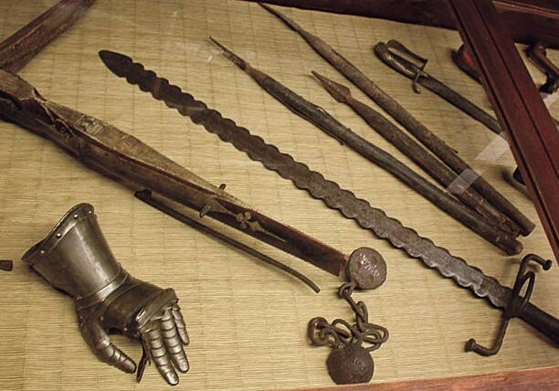Familienführung im Schattenburg-Museum Eisenhut und Fehdehandschuh