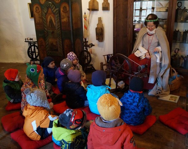 Familienführung im Schattenburg-Museum: Wäsche und Kleidung. Was trugen die Menschen im Mittelalter? Familienführung im Schattenburg-Museum: Wäsche und Kleidung. Was trugen die Menschen im Mittelalter?