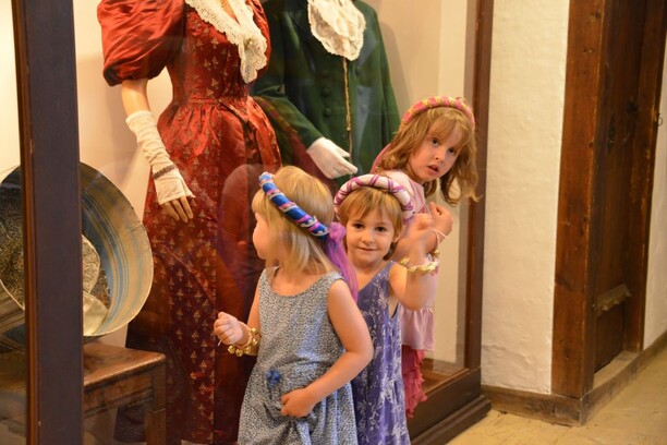 Familienführung im Schattenburg-Museum: Wir gehen auf die Schatzsuche Familienführung im Schattenburg-Museum: Wir gehen auf die Schatzsuche