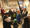 "Graf von Montfort" empfängt die Kinder in der Schattenburg