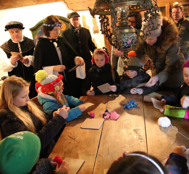 Die Kinder basteln eine Puppe Masleniza Die Kinder basteln eine Puppe Masleniza