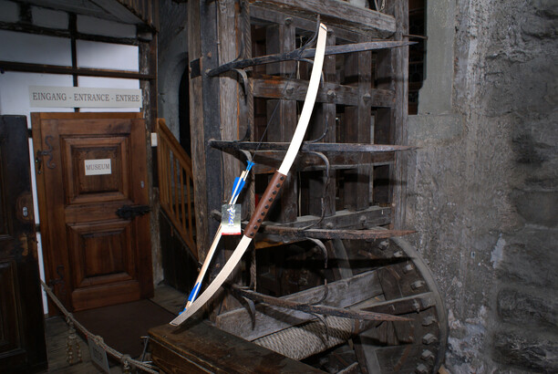 Pfeil und Bogen € 17,00 Pfeil und Bogen € 17,00