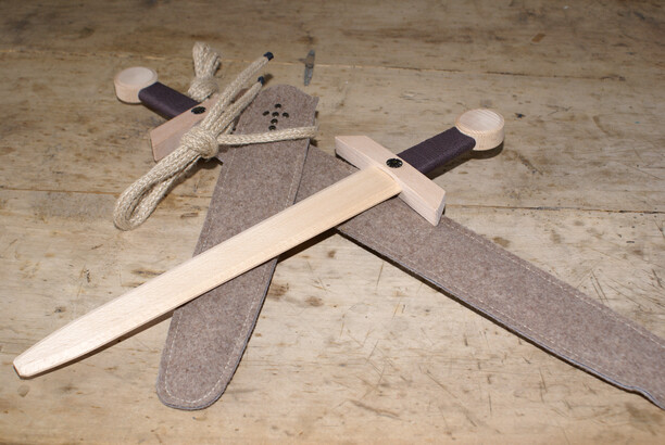 Schwertset; 50 cm Länge Preis: € 15,00; 66 cm Länge Preis: € 17,00 Schwertset; 50 cm Länge Preis: € 15,00; 66 cm Länge Preis: € 17,00