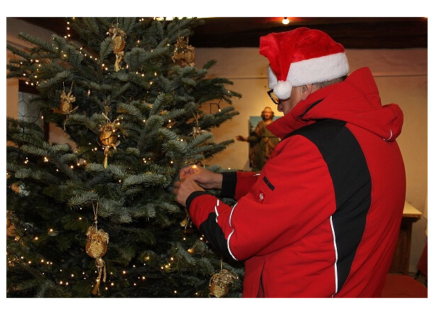 Der österreichische Weihnachtsmann brachte einen schönen Tannenbaum! Der österreichische Weihnachtsmann brachte einen schönen Tannenbaum!