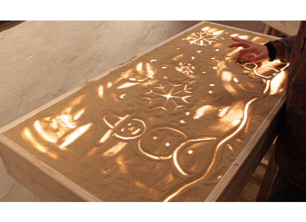 Kinder malen im Sandkasten Kinder malen im Sandkasten