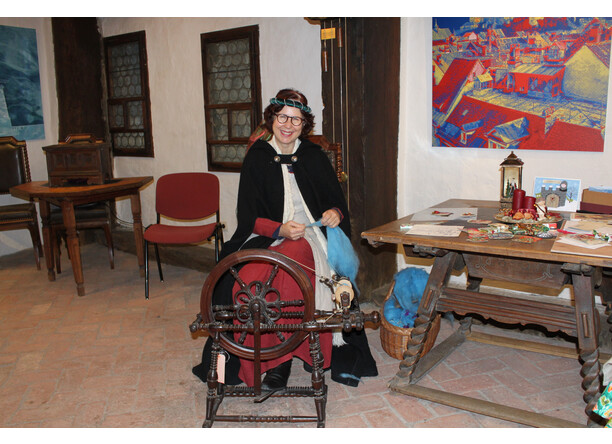 Die Gräfin zeigt ihre Kunst Die Gräfin zeigt ihre Kunst