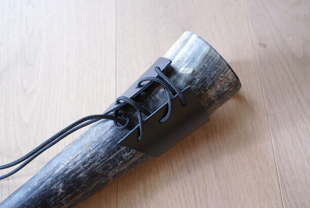 Trinkhorn (0,3 L) mit Halterung für Gürtel Trinkhorn aus dem Museum