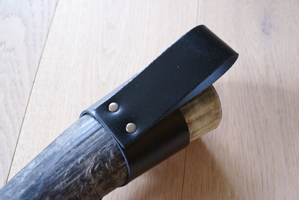 Trinkhorn (0,3 L) mit Halterung für Gürtel Trinkhorn im Schattenburg-Museum