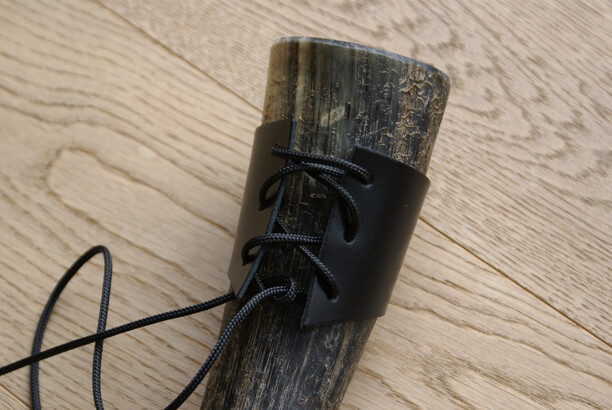 Trinkhorn (0,3 L) mit Halterung für Gürtel Trinkhorn im Mueums Shop kaufen