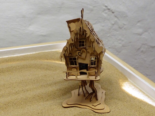 Baba-Jagas Häuschen, das auf zwei Hühnerbeinchen steht Kinderfest im Schattenburg-Museum