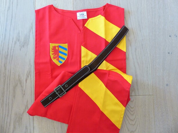 Wappenrock Lancelot rot-gelb mit Gürtel