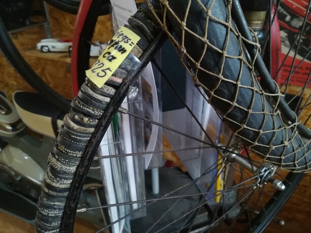 Kriegsreifen aus gestanzten Autoreifen Kriegsreifen aus gestanzten Autoreifen