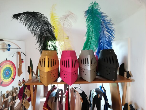 Ritterhelm € 12,00 Ritterhelm € 12,00