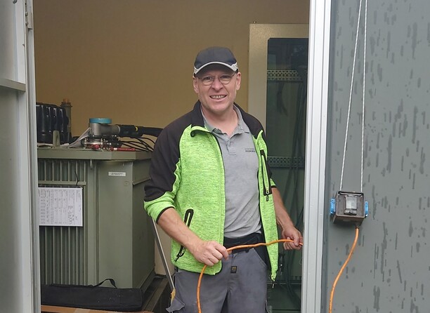 Die Stadtwerke bei der Arbeit für den Impfbus. Die Stadtwerke bei der Arbeit für den Impfbus.