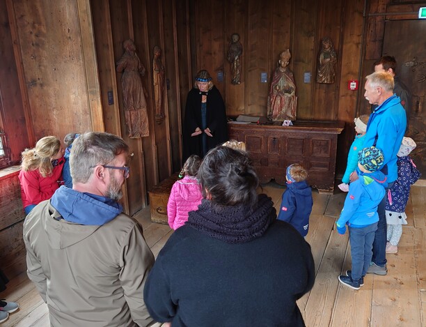 Was steckt in der Truhe? Gleich geht es los. Was steckt in der Truhe? Gleich geht es los.