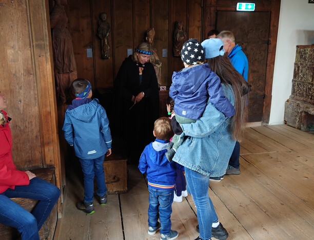 Staunen bei dem komplizierten Absperrmechanismus. Staunen bei dem komplizierten Absperrmechanismus.