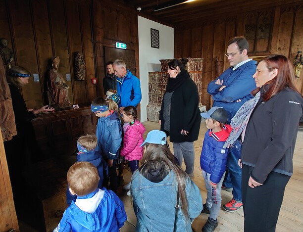 Auch die Großen sind jetzt gespannt. Auch die Großen sind jetzt gespannt.