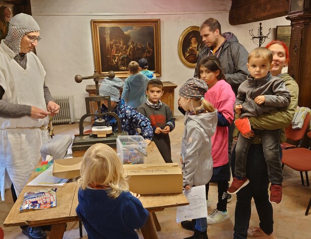 In der Schatzkammer geht es um Münzen. In der Schatzkammer geht es um Münzen.