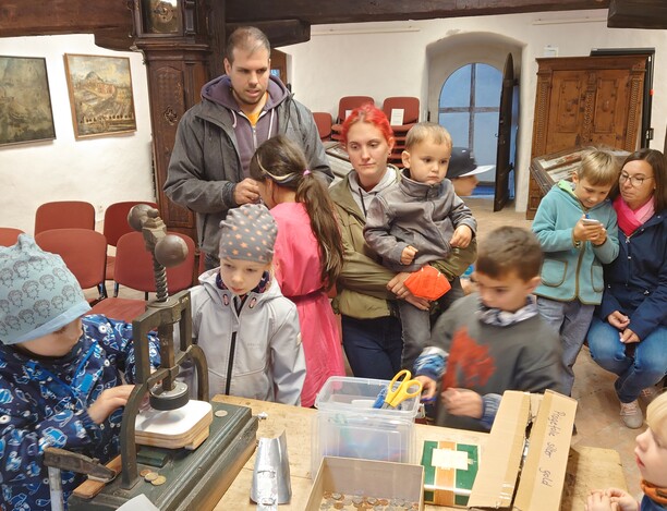 Das Münzenprägen erfordert die ganze Konzentration und Kraft. Das Münzenprägen erfordert die ganze Konzentration und Kraft.