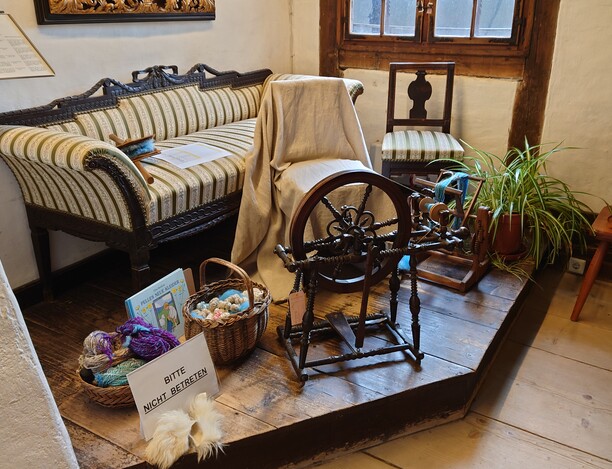 Im Feldkirchzimmer warten allerlei Geräte zum Spinnen auf Interessierte. Im Feldkirchzimmer warten allerlei Geräte zum Spinnen auf Interessierte.