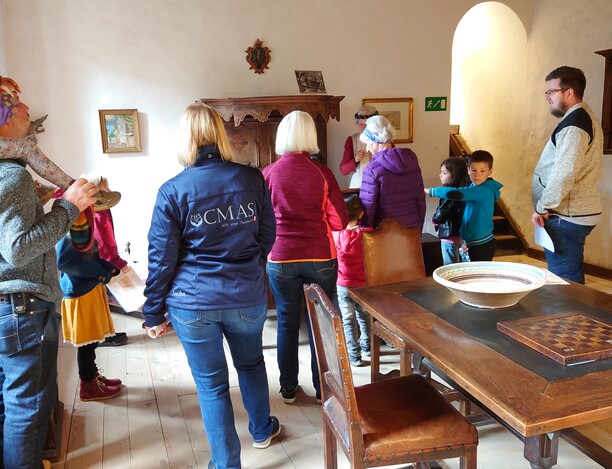 Im Feldkirchzimmer warten allerlei Geräte zum Spinnen auf Interessierte. Im Gräfinnenzimmer wird das Himmelbett bestaunt.