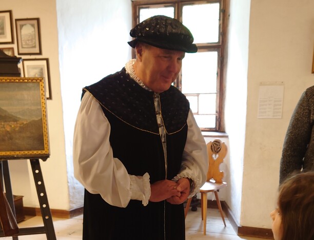 Mit dem Burgherrn geht es jetzt hinauf in den Bergfried. Mit dem Burgherrn geht es jetzt hinauf in den Bergfried.