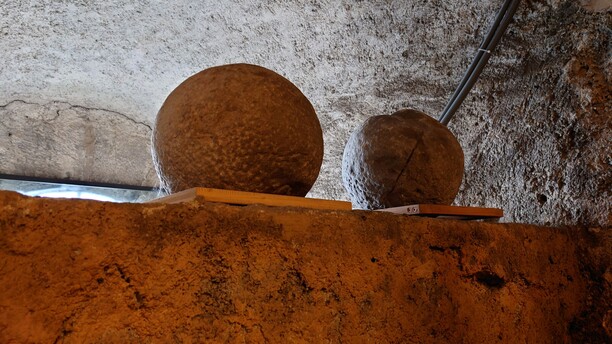 Blidenkugeln im ehemaligen Hocheingang. Wie erobert man eine Burg?