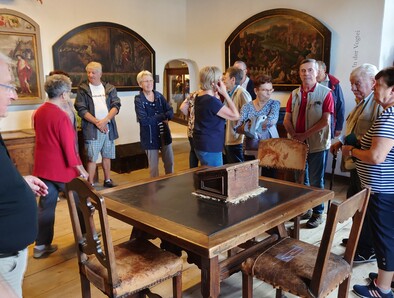 Französische Reisegruppe in der Burg