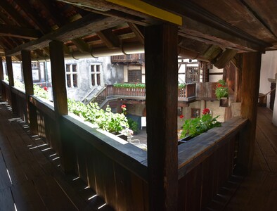 Blick vom Wehrgang in den Innenhof. Blick vom Wehrgang in den Innenhof.