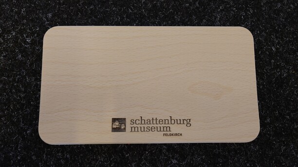 Ein Jausenbrett für Speck, Käse, Gemüse, Obst oder Süßes Ein Jausenbrett für Speck, Käse, Gemüse, Obst oder Süßes