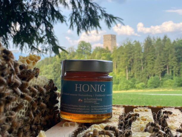 In der Nähe der Tostner Burg arbeiten fleißige Honigbienen. In der Nähe der Tostner Burg arbeiten fleißige Honigbienen.