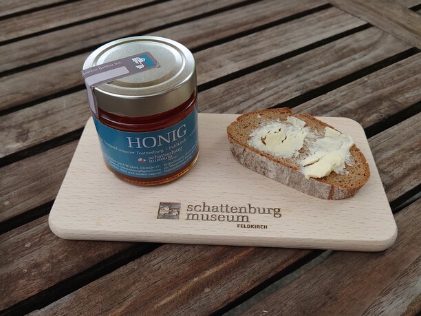 Ein Honigbrot am Schattenburg-Jausenbrettchen schmeckt. Ein Honigbrot am Schattenburg-Jausenbrettchen schmeckt.
