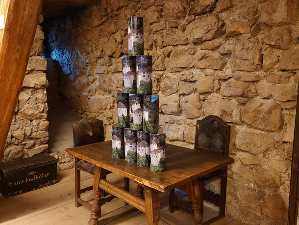 Treffsicherheit ist beim Wurfspiel im Schattenburgmuseum gefragt. Reiseziel Museum 2025 Leben auf der Burg