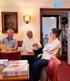 Interessierte Runde bei der Präsentation