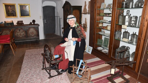 Spinnkurs in historischer Umgebung