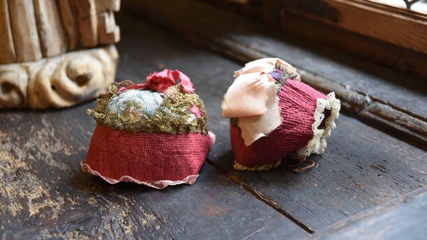 Märchenhafte Gegenstände sind im Schattenburgmuseum zu finden. Taufkäppchen oder Rotkäppchen?