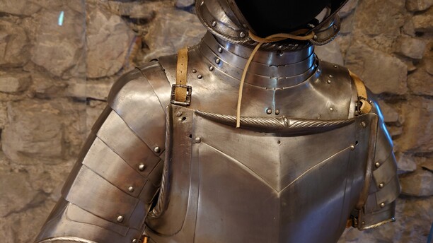 Welche kunstvollen Details kann man auch auf Rüstungen entdecken?