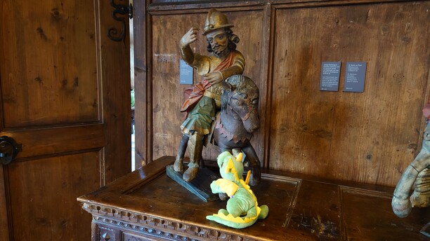 Reiseziel Museum 2026 im Schattenburgmuseum Sucht die Lieblingsplätze unseres Drachen Fumo!